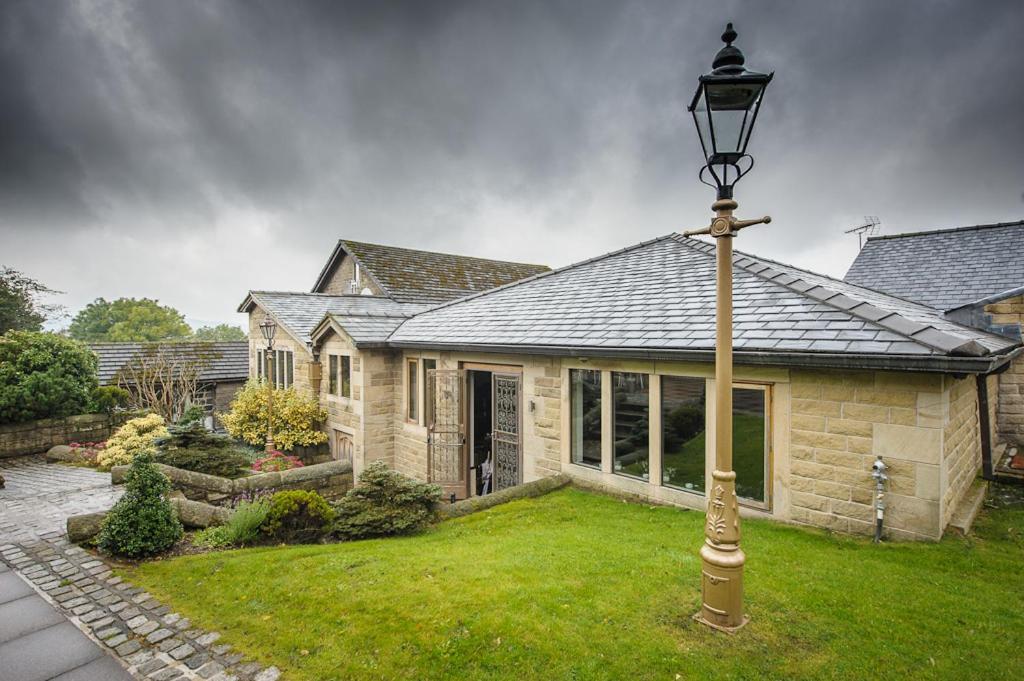 The Saddleworth Hotel Diggle Exterior photo
